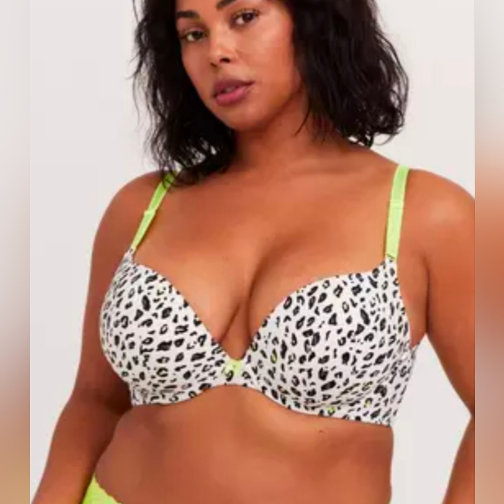 Torrid Curve Push Up Plunge Padded Underwire Bra Sz 38DD